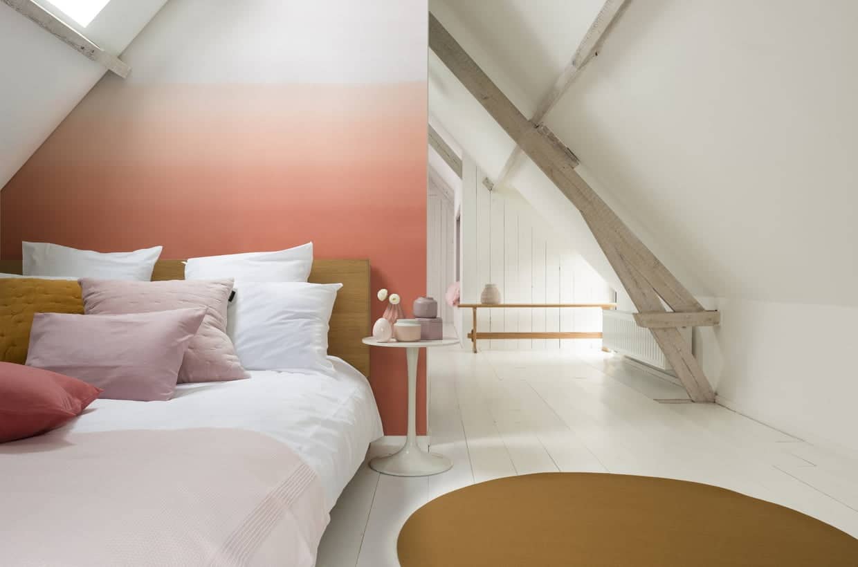 Pat in spatele peretelui