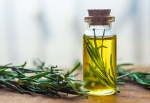Ulei de rozmarin pentru par: functioneaza cu adevarat?